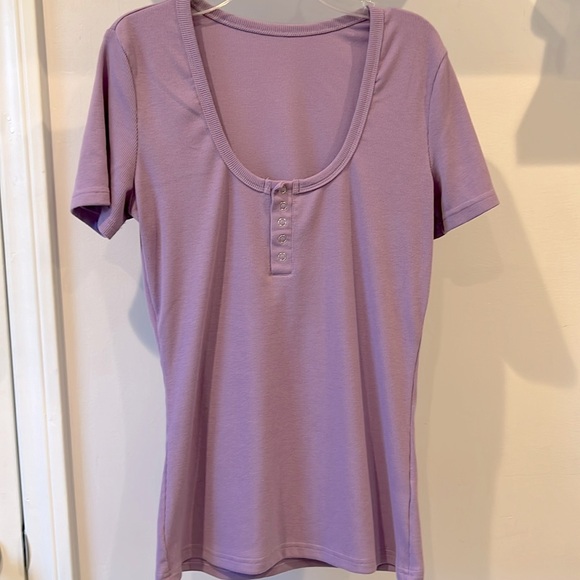 Lavender Ribbed Front 5-Snap Button Short Sleeve Scoop Neck Top in Size Medium - Picture 1 of 5